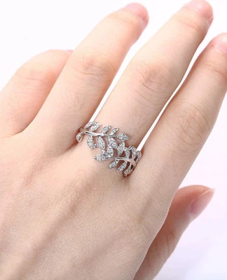 Anillo de compromiso único de moissanita redondo creado en laboratorio de 1,5 quilates chapado en oro blanco de 14 quilates Foto 1 de 4