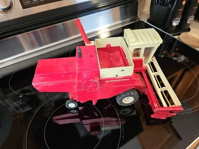 Tractor combinado Ertl International 915 1984 vintage 1/20 Foto 1 de 4