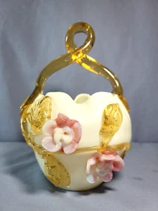 Cesta de vidrio victoriana mango giratorio flores y hojas decoración soplada a mano 8"" de alto - Imagen 1 de 8