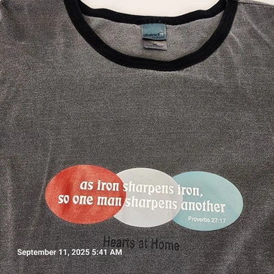 Camiseta District Threads Para Hombre 3XL Gráfica Cristiana Hierro Afila Proverbios de Hierro Foto 1 de 4