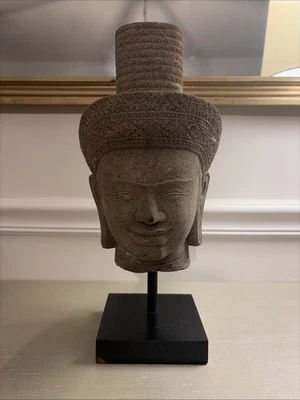 Cabeza de arenisca estilo jemer camboyano Foto 1 de 4