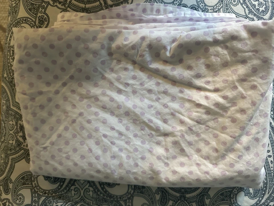 Sábana plana doble Pottery Barn Kids orgánica 100 % algodón blanco/lavanda a lunares Foto 1 de 1