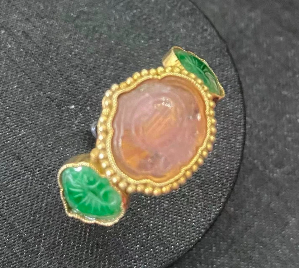 Anillo de plata dinastía Qing china con incrustaciones de turmalina dorada y jade. Foto 1 de 4