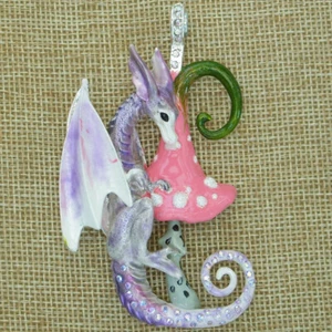 Potenciador magnético tono plateado Kirks Folly Enchanted Forest Dragon y hongo rosa - Imagen 1 de 3