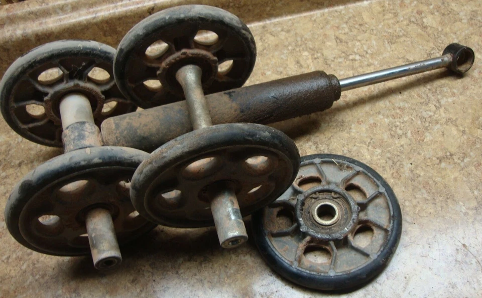 Moto de nieve Yamaha XL540 SRV 540 XL-V SR-V 1985 eje de rodillo ralentí ruedas amortiguador Foto 1 de 1