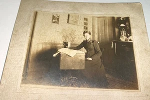 Rara antica foto carta d'identità americana donna macchina da cucire funzionante casa armadio - Foto 1 di 7
