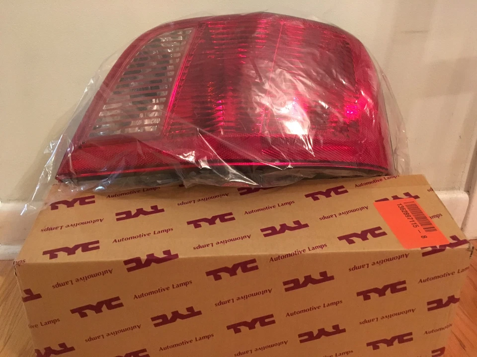 TYC 11-5927-00 Mitsubishi Galant Passenger Side Replacement Tail Light Assembly Foto 1 de 1