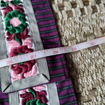 Delantal bordado con corbata de bolsillo detrás a rayas moradas Foto 1 de 4