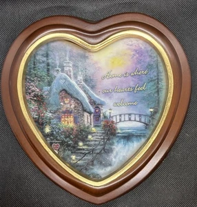 Plato en forma de corazón Thomas Kinkade con marco El hogar es donde nuestros corazones se sienten bienvenidos - Imagen 1 de 11