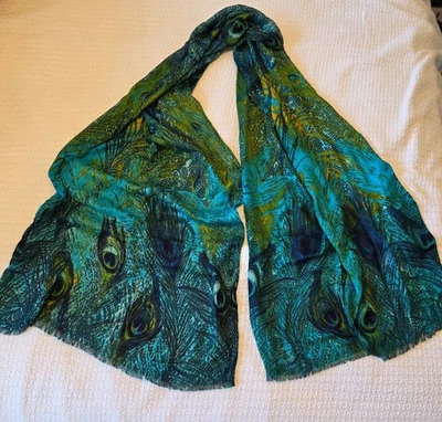 Bufanda/envoltura con estampado de plumas de pavo real en vibrantes azules y verdes Foto 1 de 2