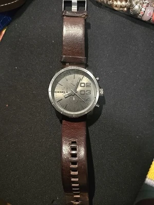 Diesel esfera extra grande correa de cuero solo el estilo valiente (necesita batería nueva) Foto 1 de 2