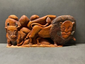 Escultura africana vintage tallada a mano de madera maciza león búfalo con colgador de pared - Imagen 1 de 7