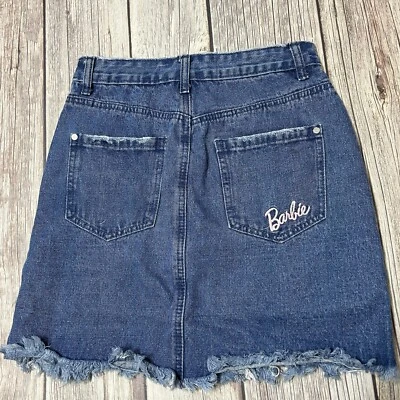 芭比 x Missguided 女式蓝色牛仔裙 2 码粉色芭比娃娃标志 — 第 1/4 张图片