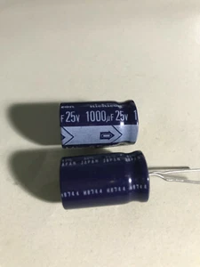 VINGT (20) condensateurs électrolytiques à plomb radial Nichicon SE 1000 UF, 25 V. +85 C - Photo 1/2