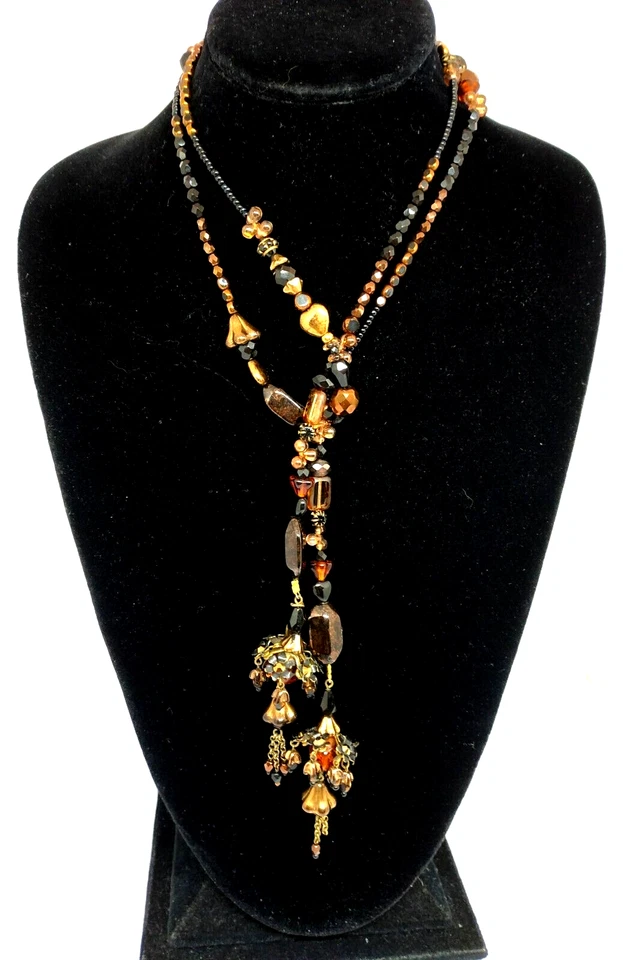 Precioso collar largo de Michal Negrin con tonos de cristales marrones y negros. Foto 1 de 4