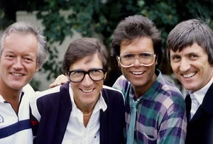 Cliff Richard and the Shadows 10" x 8" Photograph no 24 - Imagen 1 de 1