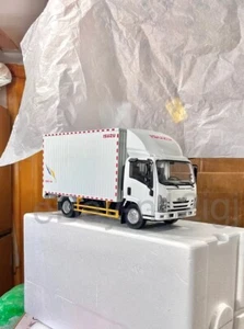(FLAW) 1:18 Scale 2024 Isuzu Truck White Diecast Model Car - Picture 1 of 18