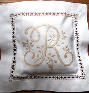 COUSSIN  SACHET BRODE MAIN  INITIALE  GARNI DE LAVANDE  LETTRE R - Picture 1 of 1