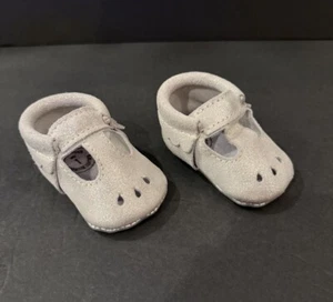 "Mocasín recién elegido talla 1 zapato bebé niña 4"" cuero premium plateado brillante" - Imagen 1 de 8