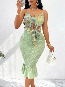 Bodycon-Kleid tropischer Blätterdruck gerafft grün Gr. M ärmellos Rüschensaum Gürtel - Bild 1 von 7