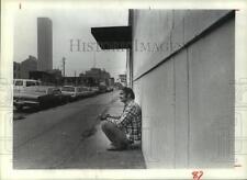 1982 Press Photo Houston homeless Vet Harold Davis crouches on Skid Row Houston