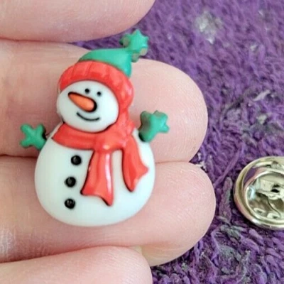 ^ Muñeco de nieve de Navidad bufanda roja y sombrero corbata tachuela solapa prendedor - perfecto para la temporada Foto 1 de 4