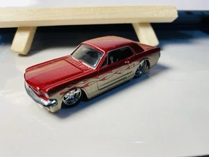 Maisto All Stars 1965 Ford Mustang Hardtop 1:64 Red Gold Flames Rubber Wheels - Imagen 1 de 6