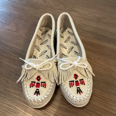 Minnetonka Moccasins Vintage Made in USA Women’s Size 7 White Beaded Fringe - Image 1 of 4