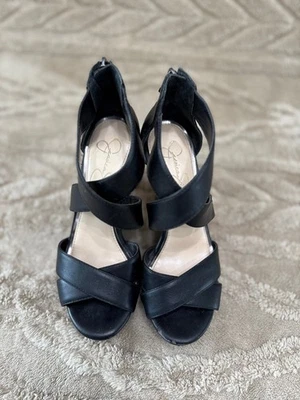 Sandalia de cuña con plataforma Jadyn negra con tiras 7 M formal Jessica Simpson para mujer Foto 1 de 4