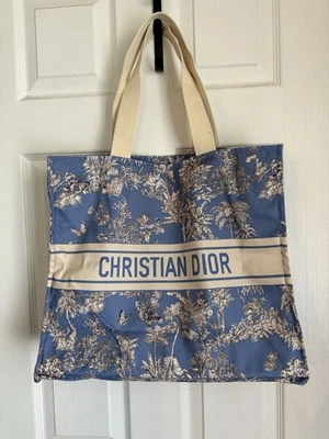 Christian Dior Diori Veira VIP/Regalo con artículo de compra azul con flores Foto 1 de 4