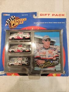 WINNERS CIRCLE GIFT PACK INCLUDES FRAMED ART & THREE 1/64 CARS OF KEVIN HARVICK
