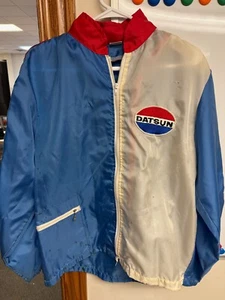 Chaqueta cortavientos vintage DATSUN Auto Racing - roja blanca azul/talla mediana EE. UU. - Imagen 1 de 17