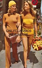 1970 SEXY CUTE MOD FASHION GIRLS 8X10 PHOTO BEAUTIFUL HIPPIE PINUP CHEESECAKE
