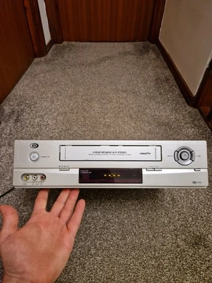 Videoregistratore VHS Durabrand PV619 Argento Hifi 6 Testine Nicam Testato! - Immagine 1 di 4