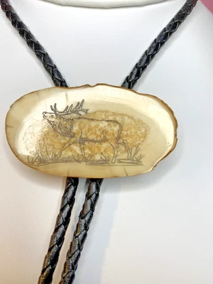 Scrimshaw "Running Elk" Bolo hecho a mano con puntas tono dorado Foto 1 de 4
