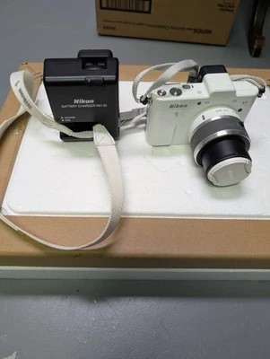 [MINT] Nikon 1 V1 Mirrorless Camera NIKKOR 10-30mm f/3.5-5.6 JAPAN -FULLY TESTED - Image 1 of 4