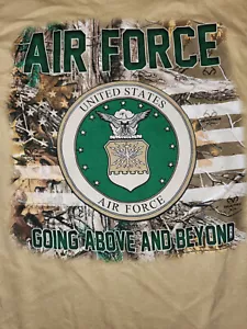 T-shirt adulto Air Force Going Above And Beyond bandiera mimetica beige - Foto 1 di 2