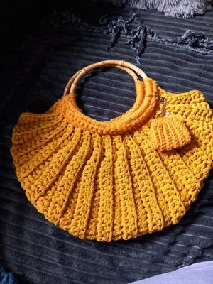 Gehäkelte Tasche  Bändchengarn mit Griffen und passendem Schlüsselanhänger Gelb - Bild 1 von 4