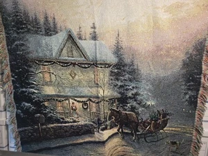 Thomas Kinkade Invierno Navidad Vacaciones Tapiz Manta Caballo Carruaje Nieve... - Imagen 1 de 7