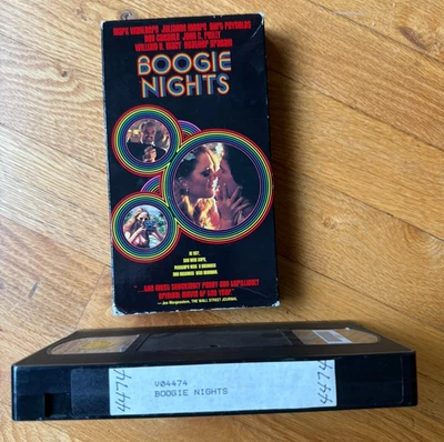Vintage BOOGIE NIGHTS VHS - Burt Reynolds Mark Wahlberg Heather Graham - Rental Foto 1 de 4