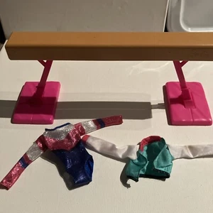 Barbie Gimnasta Balance Beam Gimnasia Rosa Marrón con Leotardo y Chaqueta - Imagen 1 de 6
