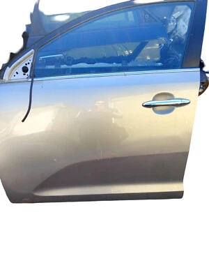 KIA SPORTAGE MK3 FL 2014 PUERTA DELANTERA N/S LADO DEL PASAJERO EN DORADO COMPLETO Foto 1 de 4