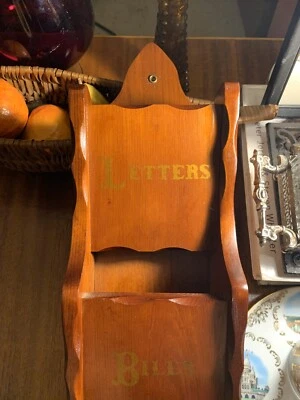Buzón de pared colgante de madera vintage ~ mecanizado a mano ~ 20 pulgadas ~ excelente estado Foto 1 de 4