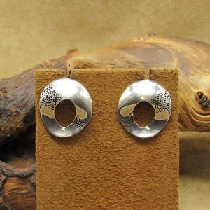 Vintage Sterling Silver Artistic Circular Post Earrings by Sandra Baker - Imagen 1 de 5