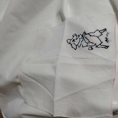 Vintage Niños Hanky Blanco Con Rosa Dobladillo Enrollado Bordado Cerdo Usando Ropa Foto 1 de 4