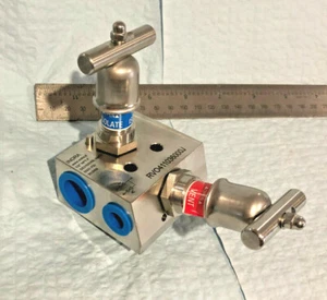 INDRA - Italy - Threaded 2 Valves Manifold - Angled Bonnet. 6000PSI Needle Valve - Picture 1 of 8