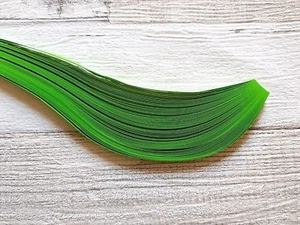100 Quilling paper strips 5mm wide - parrot green - Picture 1 of 1
