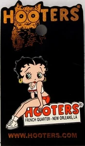 BARRIO FRANCÉS NUEVO ORLEANS LA HOOTERS CHICA BETTY BOOP SENTADO EN LETRERO PIN DE SOLAPA - Imagen 1 de 2