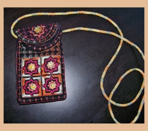 Kleine Umhängetasche schwarz Farbe handgefertigt bestickt  - Bild 1 von 45