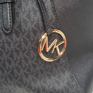 Borsa a tracolla Michael Kors Saffiano nera logo oro ferramenta tasche zip classica - Foto 1 di 10